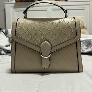 Nine West Hand Bag with Shoulder Strap. Just cleaning my closet out 👜💗